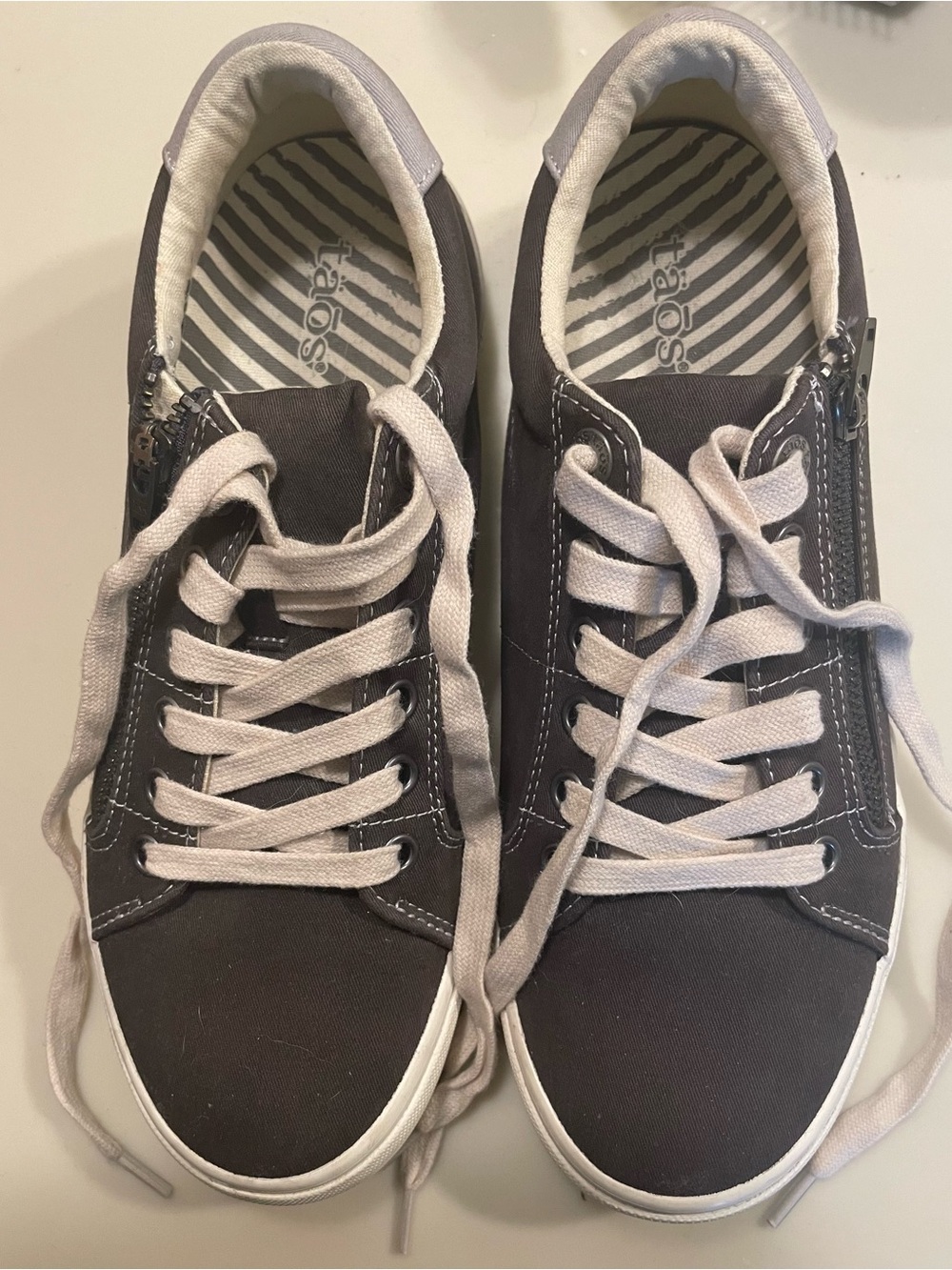 Taos Women’s Graphite / Light Grey Low-Top Lace-Up Sneakers with Side Zip